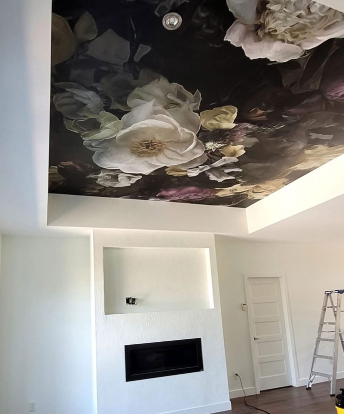 Plafond recouvert de papier peint
